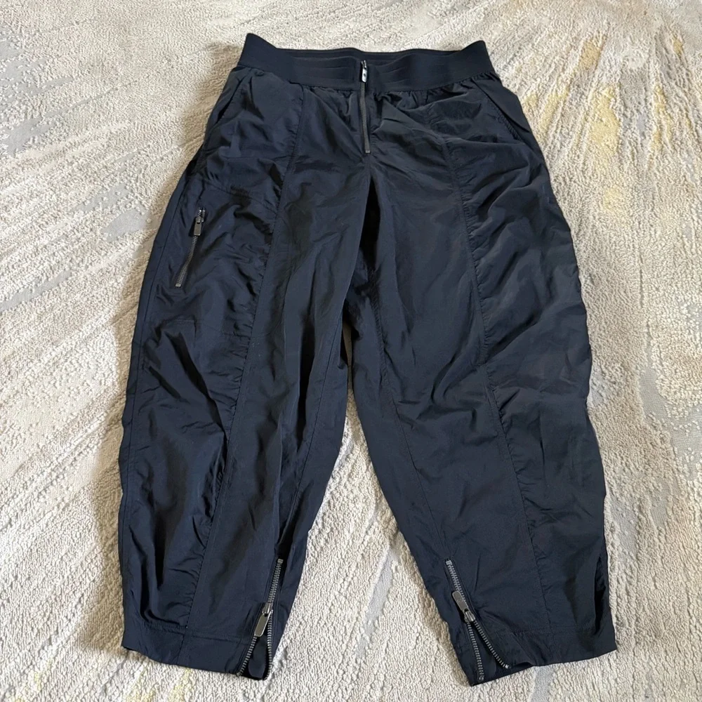 LULULEMON black relaxed fit pants Front Zip Mid Rise Ruched Crop size 10